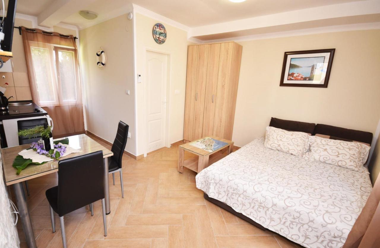 Vila Kula 1830 Apartments ヘルツェグ・ノヴィ エクステリア 写真