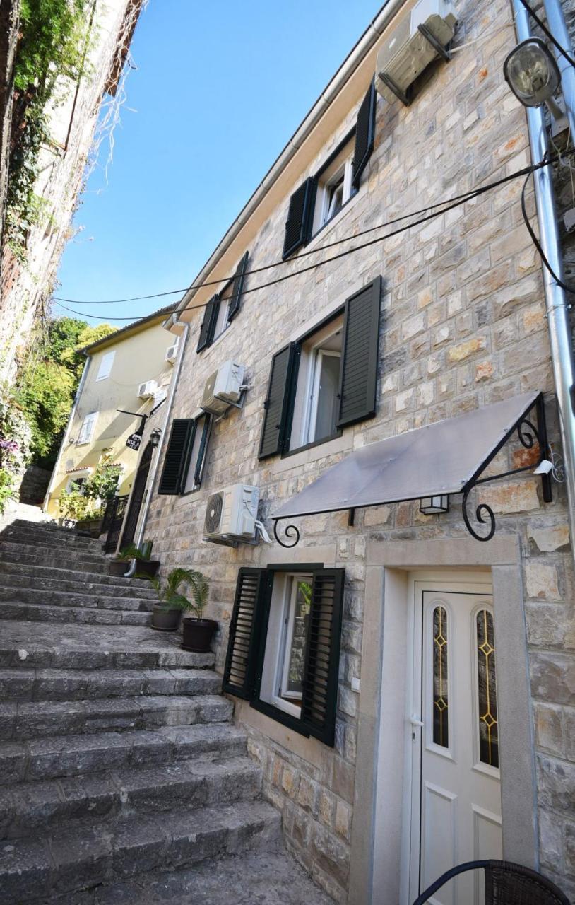 Vila Kula 1830 Apartments ヘルツェグ・ノヴィ エクステリア 写真