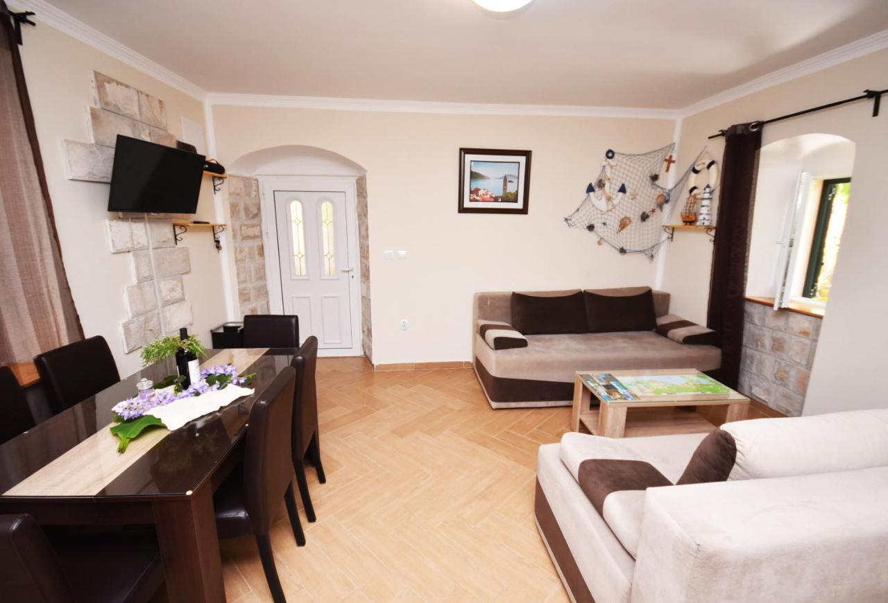 Vila Kula 1830 Apartments ヘルツェグ・ノヴィ エクステリア 写真